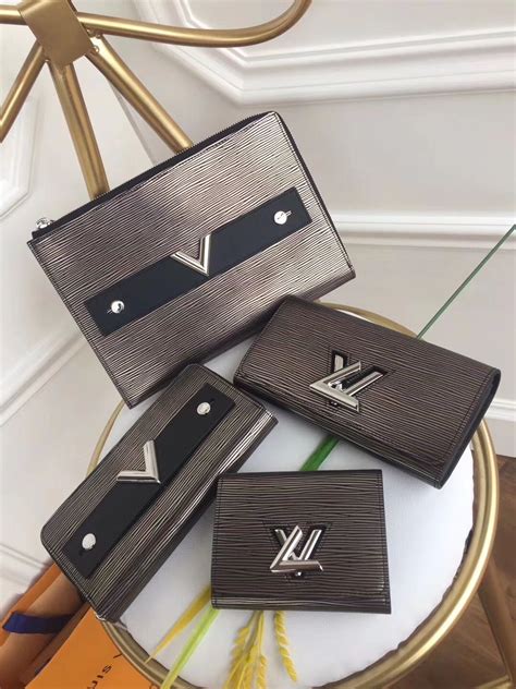 louis vuitton wallet buckle